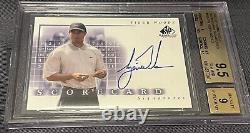 BGS 9.5 Tiger Woods 2002 SP Game Used Scorecard Signatures Auto Gem Mint GOAT translated in French would be: BGS 9.5 Tiger Woods 2002 SP Carte de score utilisée avec signatures automatiques Gem Mint GOAT.